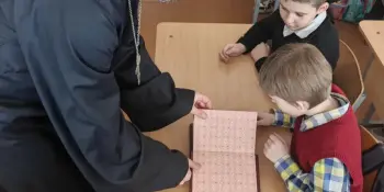 18.03.2026 для учащихся 3-4 классов в рамках Недели православной книги прошла встреча с настоятелем храма Д. Солунского о. Сергием Хацкевичем